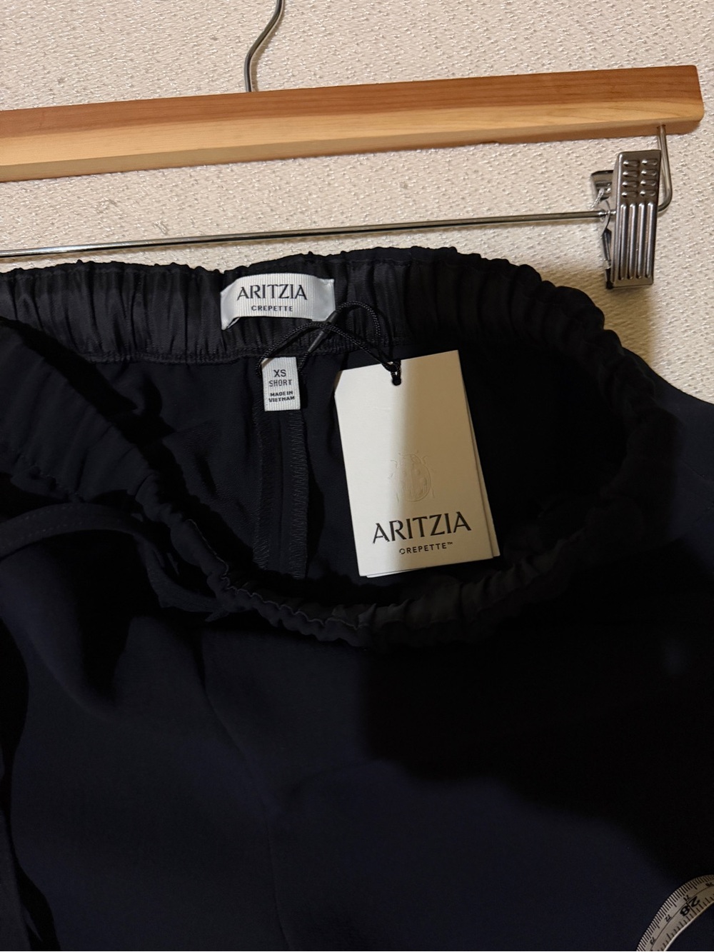Aritzia The Lodge Pant Crepette (short inseam) - Picture 8 of 11